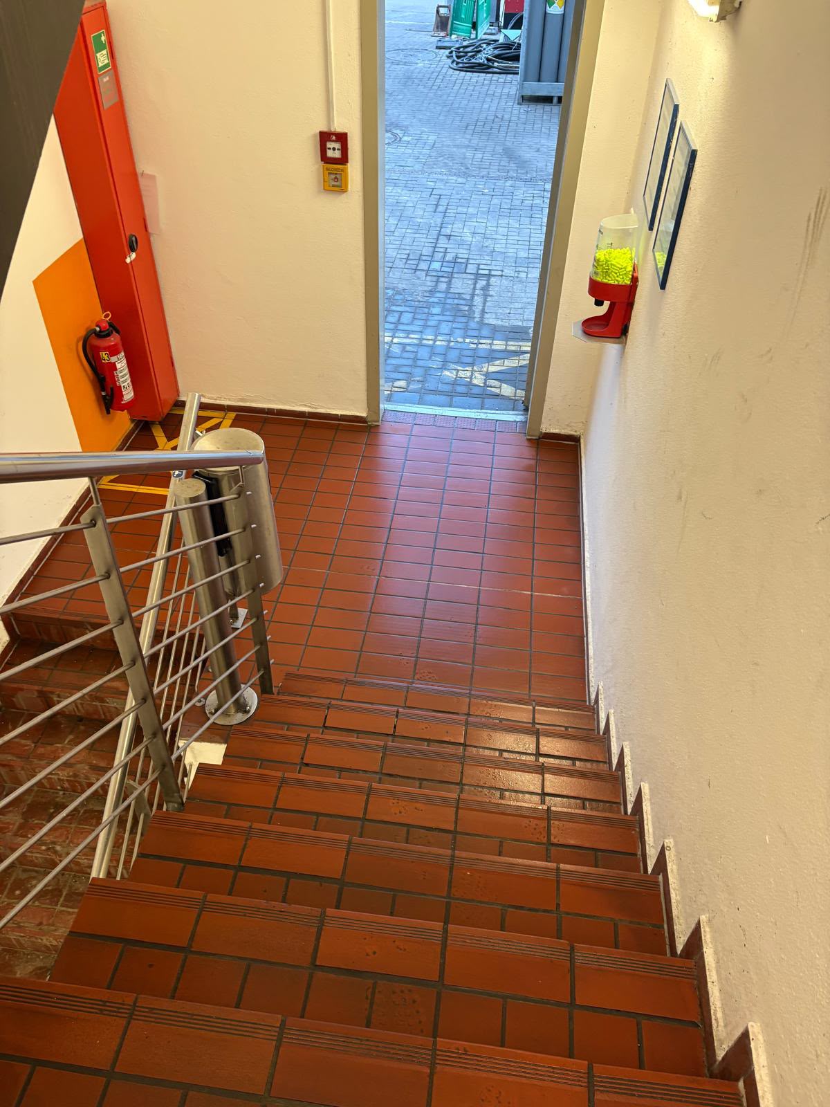 Verschmutzte Fläche vor der Reinigung